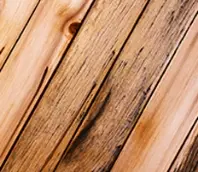 歩くと床がきしむ